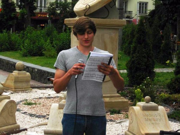 У центрі Луцька декламували вірші. ФОТО